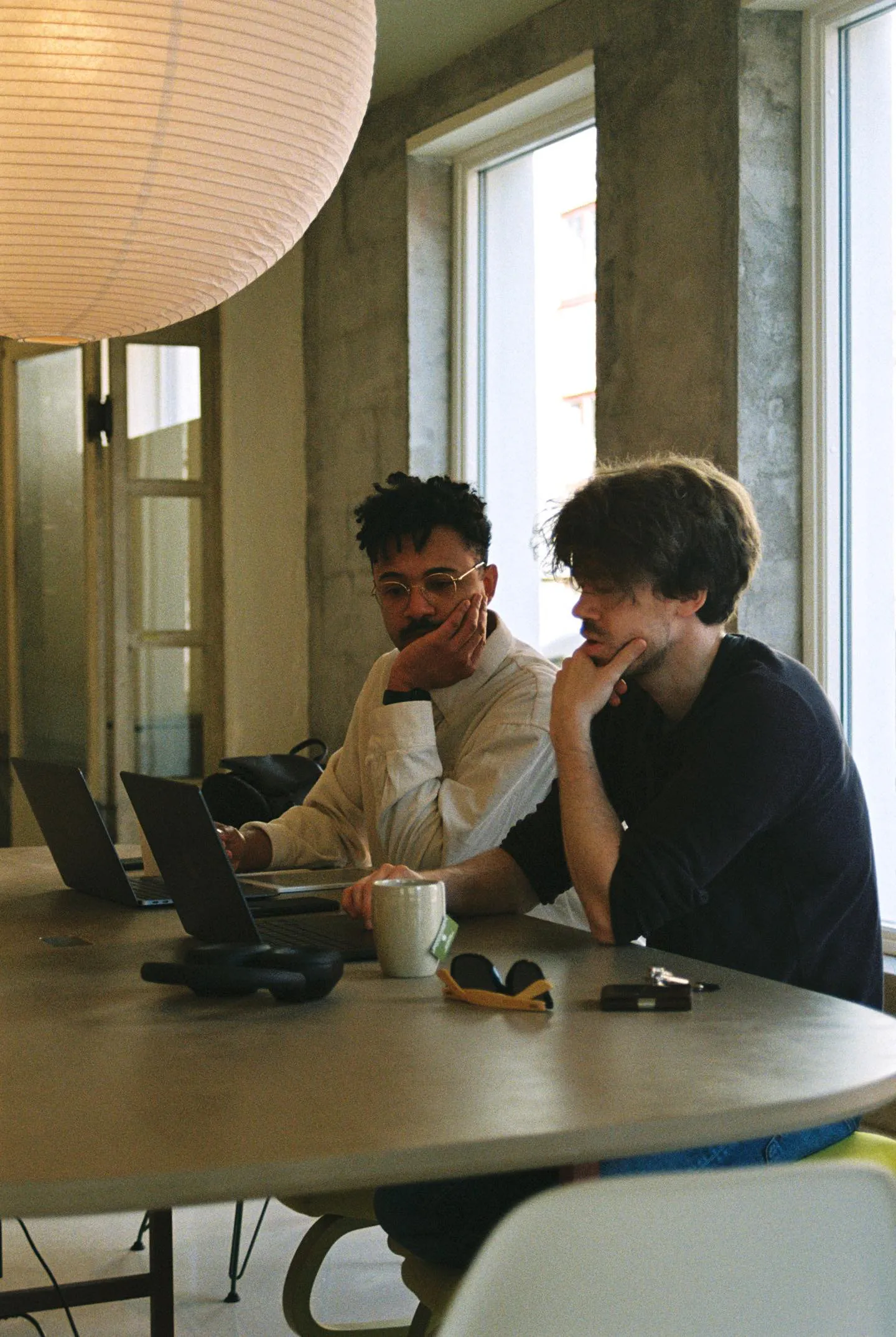 Simon and Espen working together at a table in the Pilea office in Oslo